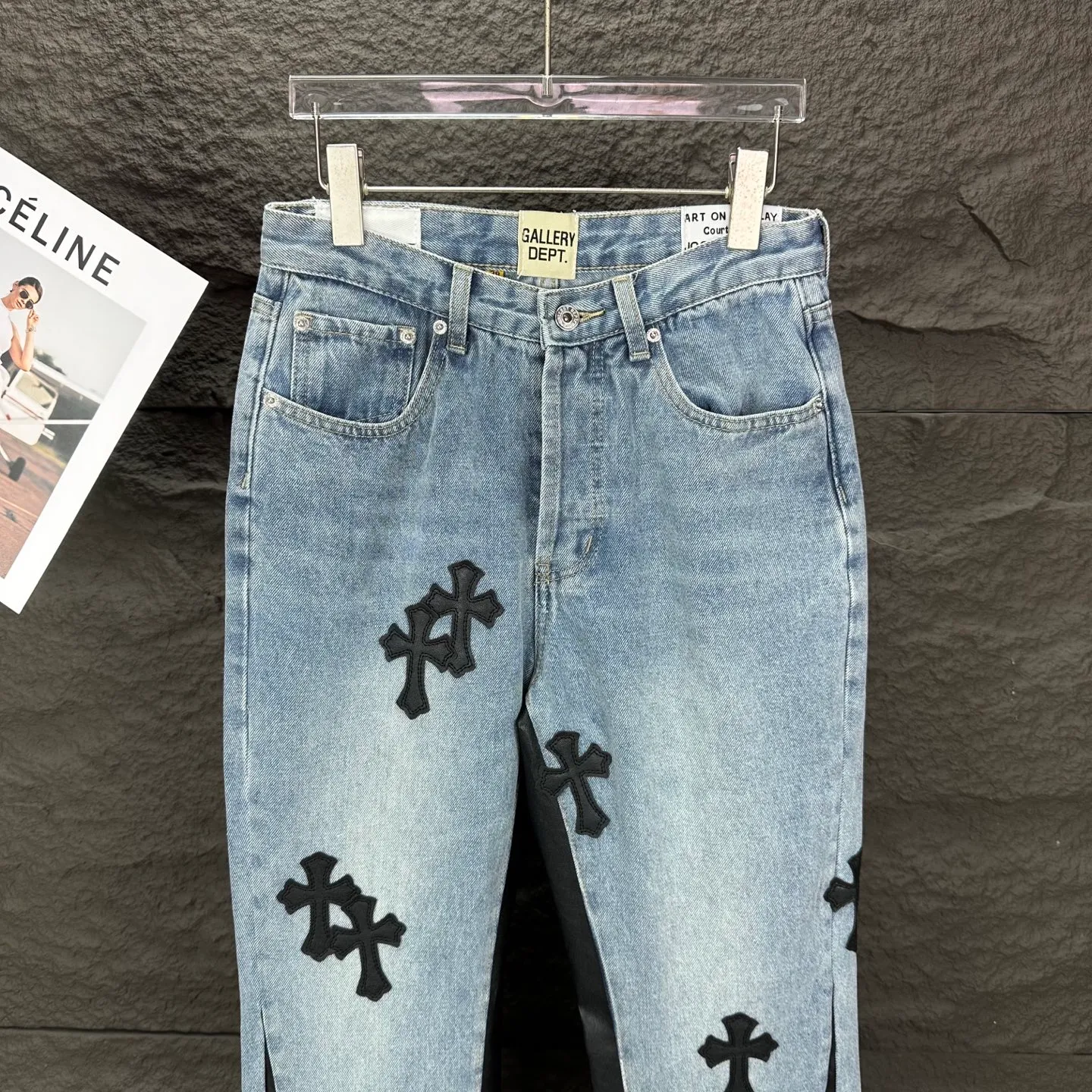 P290 GALLERY DEPT. Co-branded 2025 new multi-stitched cross patch leather couple style loose washed flared jeans 🔥High version🔥High version🔥 Top ceiling quality Styles with different washed textures are very friendly to people with thin legs and thick legs. The straight version is very flattering to the leg shape. Moderate length that never goes out of style, easy to match with casually, basic styling for various styles, a must-have in the wardrobe! The fabric is stiff but also makes the upper body soft without losing texture. The washing process is even more perfect. It is a must-have item for everyone! ! ! Washed wheat, hang tag, pants label, complete with three labels Color: light blue Size: 28, 30, 32, 34, 36 (five sizes)